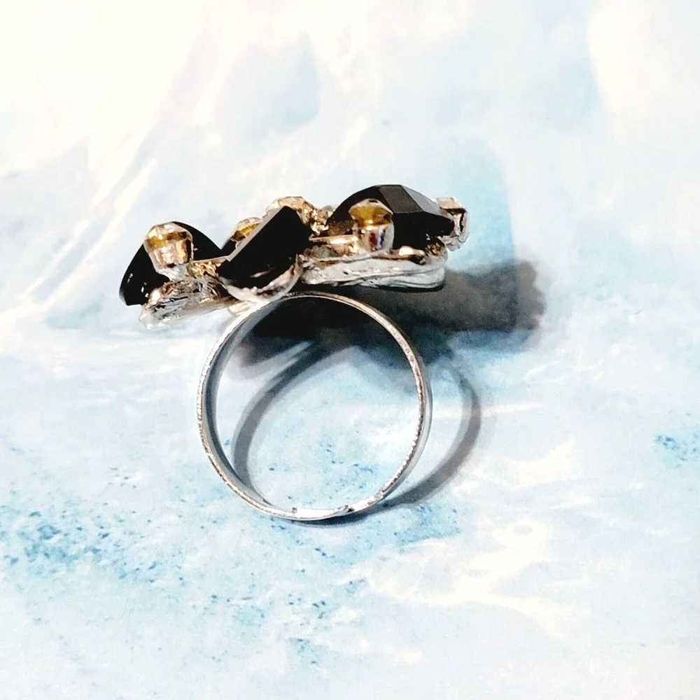 Vintage Large Mid-century Black‎ Glass Floral Adjustable Ring, Silver-tone r-8
